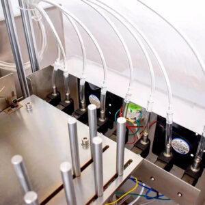 Detalle de la máquina empacadora de hisopos de algodón con alcohol KEFAI: adición de líquido